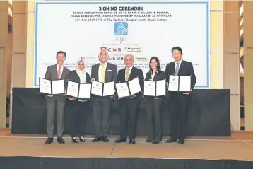  ??  ?? Ong (third left) together with officials from ICBC (Malaysia) Bhd, Affin Hwang IB, Maybank IB, CIMB IB and RHB IB at the signing ceremony of BEWG’s issuance of RM400 million sukuk in the Malaysian Islamic debt capital markets yesterday.