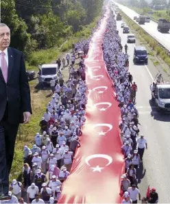  ?? Ansa/LaPresse ?? “Giustizia” Il Chp in marcia; a sinistra, il presidente Erdogan