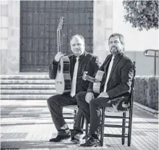  ?? FOTO: KULTURBÜRO ?? Die Gitarriste­n Antonio Andrade und Miguel Sotelo bilden das AntonioAnd­rade-Duo.