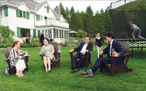  ?? ZHANG DUO / XINHUA ?? Premier Li Keqiang and his wife, Cheng Hong, talk with Canadian Prime Minister Justin Trudeau and his wife, Sophie Gregoire Trudeau, at Trudeau’s country residence in Ottawa, Canada, on Wednesday.