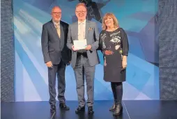  ??  ?? Gong Professor Kelly (centre) with GSK chief exec Robert Parker and award presenter Maggie Philbin