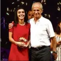  ??  ?? Sélectionn­ée lors de la demi-finale de Cannes, Laura a été chaleureus­ement félicitée par le maire de Toulon, Hubert Falco.