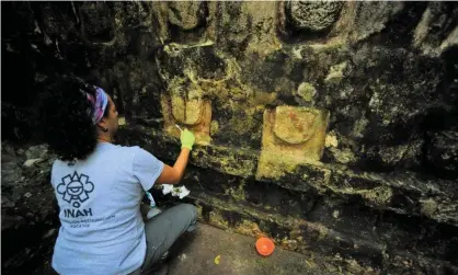  ?? Photograph: Mexico’s National Institute Of A/Reuters ?? An archaeolog­ist cleans some of the building uncovered in Kulubá