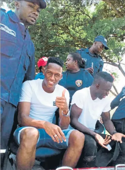  ?? FOTO: TWITTER ?? Yerry Mina, durante su regreso a Guachené subido a un camión de bomberos Héroe nacional en Colombia, medita su futuro