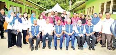  ??  ?? NAJIB (tiga dari kanan, depan), Musa (tiga dari kiri, depan), Rosnah (dua dari kanan, depan) dan Ghulam (kanan, depan) bersama guru-guru SK Tanaki.