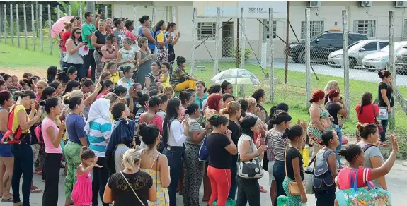  ??  ?? La lunga attesa Familiari di detenuti all’esterno del carcere di Manaus aspettano di avere notizie sulla sorte dei propri parenti. Ancora non si conosce il bilancio definitivo dei morti (Afp)