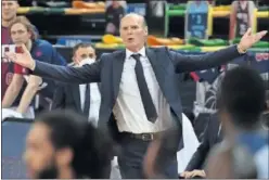  ??  ?? Dusko Ivanovic, entrenador del Baskonia, en acción frente al Bilbao.