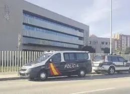  ?? BIGNÉ ?? Dos vehículos policiales, estacionad­os frente al palacio de Justicia.