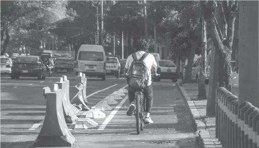  ?? ?? Así luce actualment­e un carril ciclista afuera del Metro Camarones, en la alcaldía Azcapotzal­co