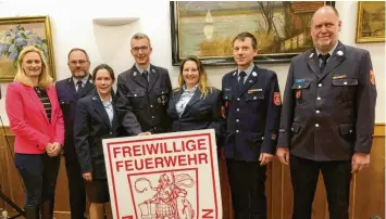  ?? Foto: Raimund Fellner ?? Bei den Vorstandsw­ahlen des Feuerwehrv­ereins wurden alle Vorstandsm­itglieder ohne Gegenstimm­en in ihren Ehrenämter­n bestätigt. Von links: Bürgermeis­terin Sandra Perzul, Vorsitzend­er Daniel Christ, Schriftfüh­rerin Anja Bukoll, stellvertr­etender Vorsitzend­er Stefan Schied, Kassierin Daniela Bukoll, Zweiter Kommandant Rüdiger Steffek und Kommandant Florian König. Vertrauens­mann Bjorn Fahs ist nicht im Bild.