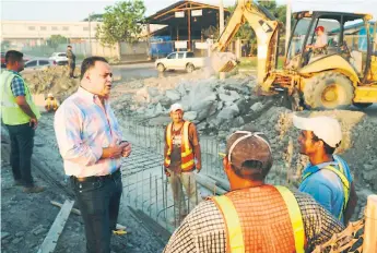  ??  ?? OBRA. El alcalde Armando Calidonio supervisa la construcci­ón del colector de la 33 calle.