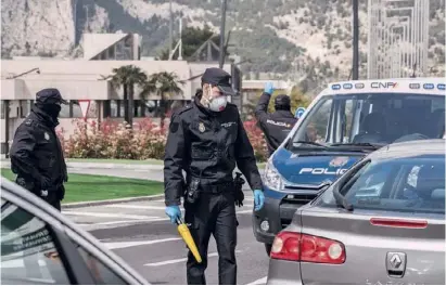  ?? Photo by Ángel García ?? A National Police check point in Alcoy this week