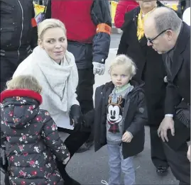  ??  ?? La famille princière a visité hier après-midi le Téléthon puis le village de Noël.