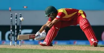  ?? MICHAEL BRADLEY/AFP/GETTY IMAGES ?? Zimbabwe’s Sikandar Raza is bowled out for 28 runs during a Cricket World Cup match against India on Saturday.