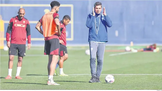  ?? CÁDIZ CF ?? Mauricio Pellegrino da instruccio­nes en una de las sesiones de esta semana.