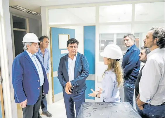  ??  ?? Recorrida. El presidente Alberto Fernández visitó esta semana los hospitales del Bicentenar­io de la localidad de La Matanza sin terminar.