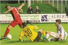  ?? RP-FOTO: LAASER ?? 32. Minute: Sphend Hasani umkurvt SV-Keeper Niclas Heimann und schiebt zum 2:1 ein – binnen elf Minuten hat Beeck das Spiel komplett gedreht.