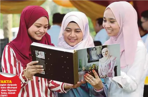  ??  ?? DARI kiri, Noraien Abd Ghani bersama Zuraini Naim dan Nani Nurnasihah Che Murni membelek buku Air Tangan Tengku Puan Pahang selepas majlis pelancaran.