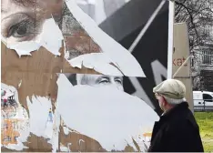  ?? Symbolfoto: Jens Ressing, dpa ?? Solche Bilder sind in ganz Deutschlan­d immer wieder zu sehen. Auch in Bayern kla gen die Parteien über viele zerstörte Wahlplakat­e.