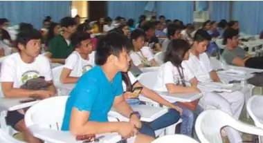  ??  ?? Art Veneracion (right photo) speaking before the VetMed students of CLSU on rabbit farming.