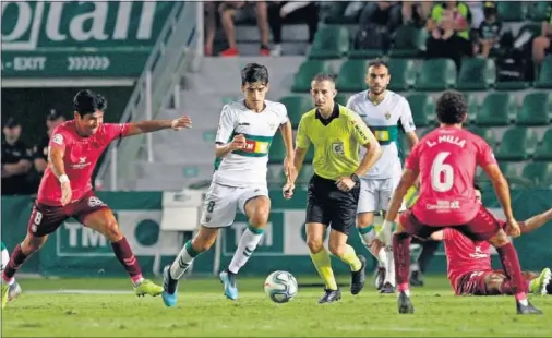  ??  ?? TABLAS. Gonzalo Villar conduce la pelota ante la presión de Luis Milla, ayer en el Martínez Valero.