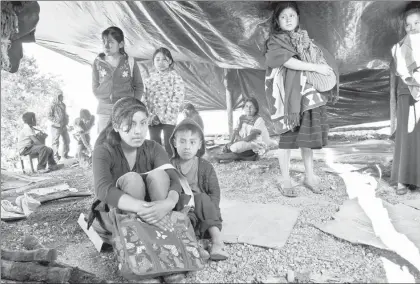  ??  ?? Silvia Edith Luna Gómez, de 12 años, y su hermano Kevin, de seis (en primer plano), perdieron a su padre a manos de paramilita­res de Chenalhó y ahora se encuentran refugiados en el campamento de Akalumtik ■ Foto Óscar León