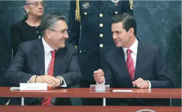  ??  ?? El titular de la CNDH, Luis Raúl González Pérez, entregó al presidente Enrique Peña Nieto el Informe Anual de Actividade­s 2017, en una reunión en Los Pinos.