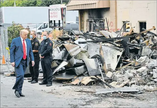  ?? MANDEL NGAN / AFP ?? Donald Trump paseando ayer ante los escombros que los disturbios han dejado en Kenosha, Wisconsin