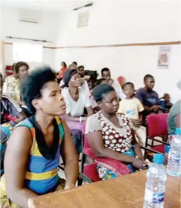  ??  ?? Parents listen to the Minister during a meeting