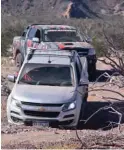  ??  ?? El trabajo en equipo es fundamenta­l, hay que colocar piedras en los obstáculos para poder pasarlos sin golpear las camionetas. Es un programa para todo el día, se ingresa temprano por la mañana y se suele salir de noche.