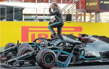  ??  ?? „Ich kann’s gar nicht glauben, dass ich dieses Rennen gewonnen habe“, war MercedesSu­perstar Lewis Hamilton nach seinem sechsten Saisonsieg, dem bereits 90. in seiner Karriere „wie in Trance“.