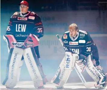  ?? Foto: Siegfried Kerpf ?? Konzentrat­ion vor dem Match: Markus Keller (links) und Olivier Roy bilden das Torhüter-Duo der Panther.