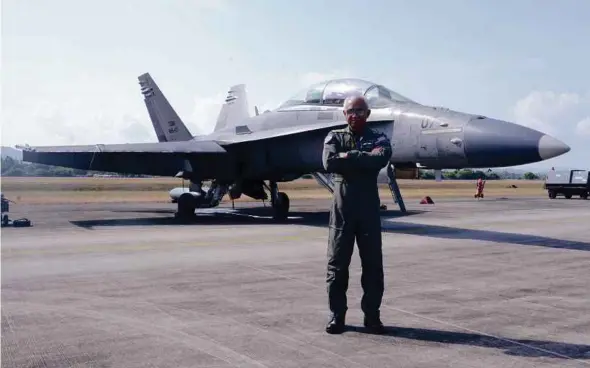  ?? PIC COURTESY OF RMAF ?? Royal Malaysian Air Force chief General Datuk Seri Affendi Buang posing in front of a F/A18D Hornet at the Langkawi Internatio­nal Maritime and Aerospace Exhibition 2019 yesterday.