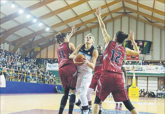  ??  ?? Nadia Colhado se hace un hueco entre Pirsic y Pina durante el partido de ayer en el Polideport­ivo Maloste