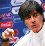  ??  ?? Fingerzeig fürs Halbfinale: Bundestrai­ner Joachim Löw auf der Pressekonf­erenz in Sotschi. Foto: dpa