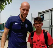  ??  ?? Eric Wattelier et un jeune sportif (photo FC latours)