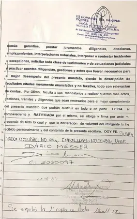  ??  ?? En esta escritura con su firma, el prófugo Darío Messer le otorgó un poder a su abogada Leticia Bóbeda. Apareció el 12 de noviembre de 2018 en Salto del Guairá.