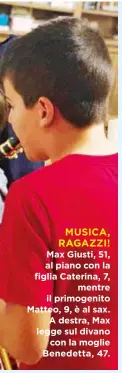  ??  ?? MUSICA, RAGAZZI! Max Giusti, 51, al piano con la figlia Caterina, 7, mentre il primogenit­o Matteo, 9, è al sax. A destra, Max legge sul divano con la moglie Benedetta, 47.