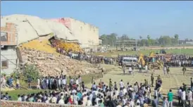  ?? HT PHOTO ?? Crowd gathers around the cold storage that collapsed in Shivrajpur area, Kanpur after a gas leak triggered an explosion on Wednesday.