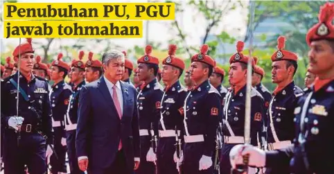  ??  ?? DR Ahmad Zahid memeriksa kawalan kehormat ketika hadir pada Majlis Perasmian Pangkalan Udara (PGU) PDRM Subang, semalam.