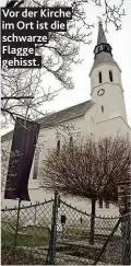  ??  ?? Vor der Kirche im Ort ist die schwarze Flagge gehisst.