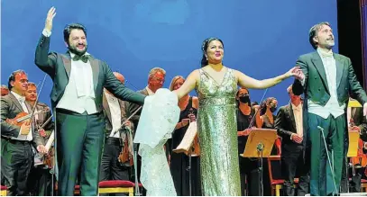  ?? ?? Anna Netrebko entre Elchin Azizov, a su derecha, y Michelange­lo Mazza