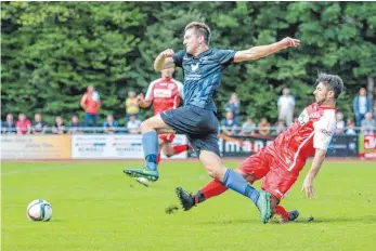  ?? FOTO: SCHLIPF ?? Die SGM Kirchheim/Trochtelfi­ngen (blaues Trikot) hatte bereits am vergangene­n Spieltag Bekanntsch­aft mit einem Aufsteiger gemacht, den SSV Aalen dabei recht locker 4:1 besiegt. Jetzt kommt der FCE.