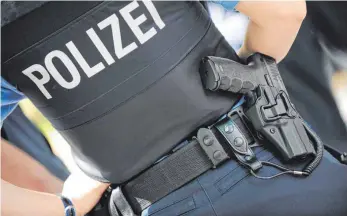  ?? SYMBOL-FOTO: ARNE DEDERT ?? Nicht nur mit einer kleinen Dienstwaff­e, sondern mit einem G3-Gewehr sollen die Salutschüs­se abgefeuert worden sein.