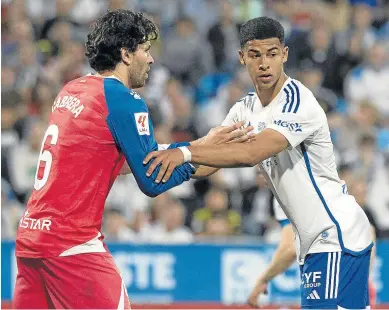  ?? JOSÉ MIGUEL MARCO ?? Mouriño, frente al Lele Cabrera, duelo de uruguayos en el Zaragoza-Espanyol.