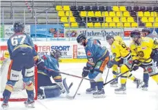  ?? FOTO: OLIVER RABUSER ?? Ravensburg Goalie Olafr Schmidt war immer wieder im Brennpunkt – hier mit Patrick Seifert gegen die Tölzer Tyler McNeely und Reid Gardiner.