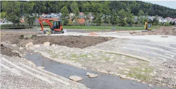  ?? FOTO: FREUDIG ?? Amphitheat­erförmig angelegt sind die Sitzstufen der Wasserspie­lanlage am Amtenhause­r Bach.