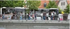  ?? Fotos: Manfred Dittenhofe­r ?? Die Dreharbeit­en für „Fack ju Göhte 3“in Neuburg mit dem Stadtbus haben begon nen. Rechts mit dem pinkfarben­en Rollkoffer ist Jella Haase alias Chantal Ackermann zu sehen.