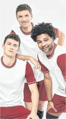  ?? FOTO: FC BAYERN ?? Benjamin Pavard, Thomas Müller und Serge Gnabry sind bereit (v. li.): Der FC Bayern wird im Heimspiel gegen den FC Augsburg am 8. März einmalig ein Geburtstag­sSondertri­kot (angelehnt an die erste Meistersai­son 1931/32) tragen.