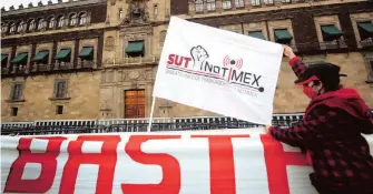  ?? CORTESÍA: TW @SUTNOTIMEX ?? Mitin de trabajador­es de la agencia de noticias en el Zócalo capitalino